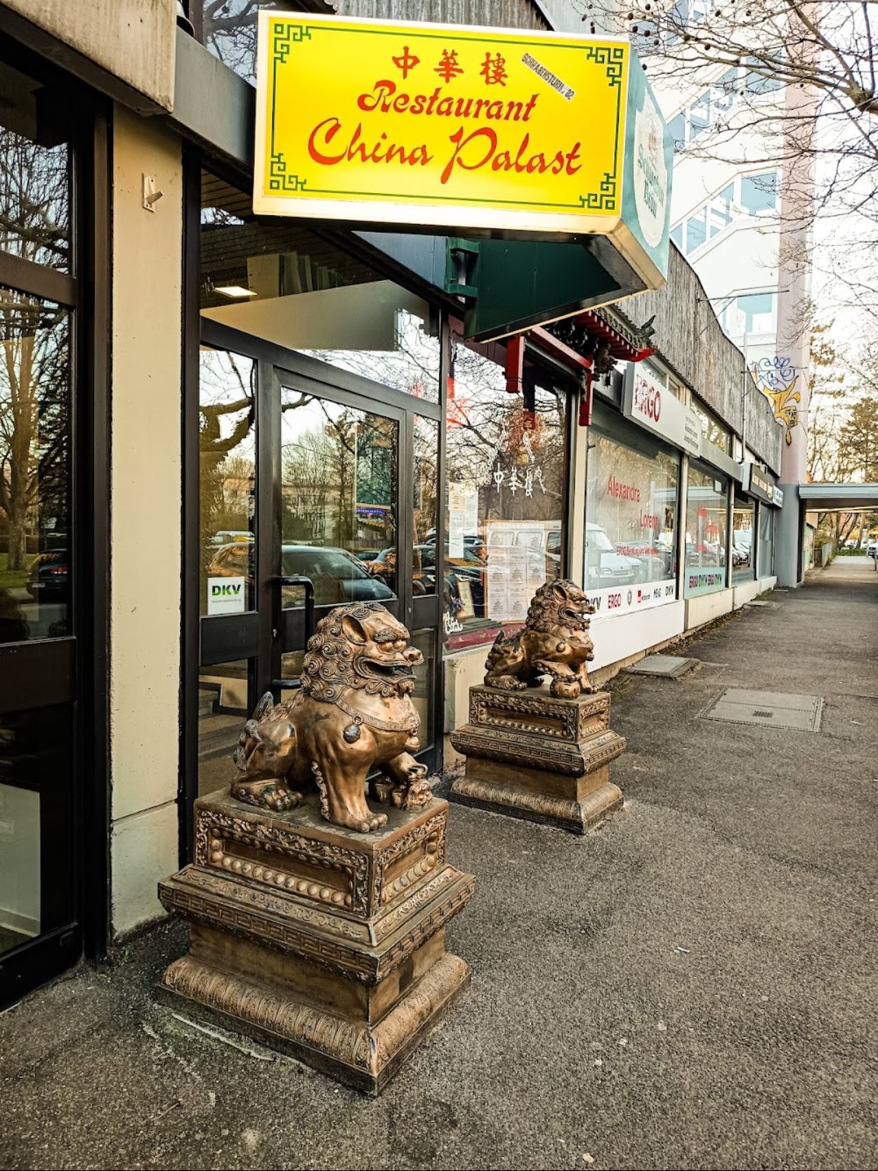 Eingang des Restaurant China Palast mit Schild und zwei Löwenfiguren