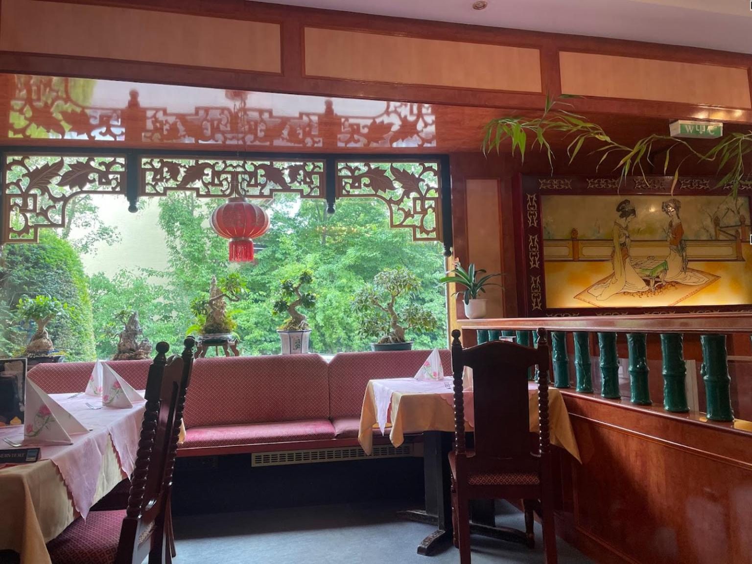 Fensterplätze mit geschnitzten Holzornamenten, Laterne und Bonsai